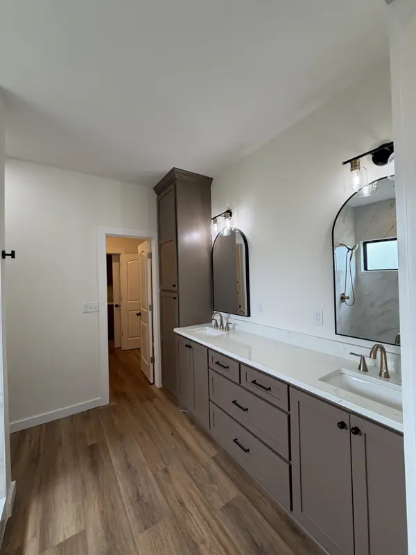 Double vanity with arched mirrors